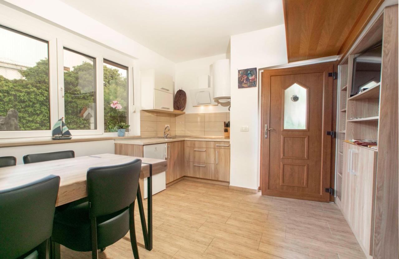 Apartmaji Pri Bosi Nogi Izola Bagian luar foto