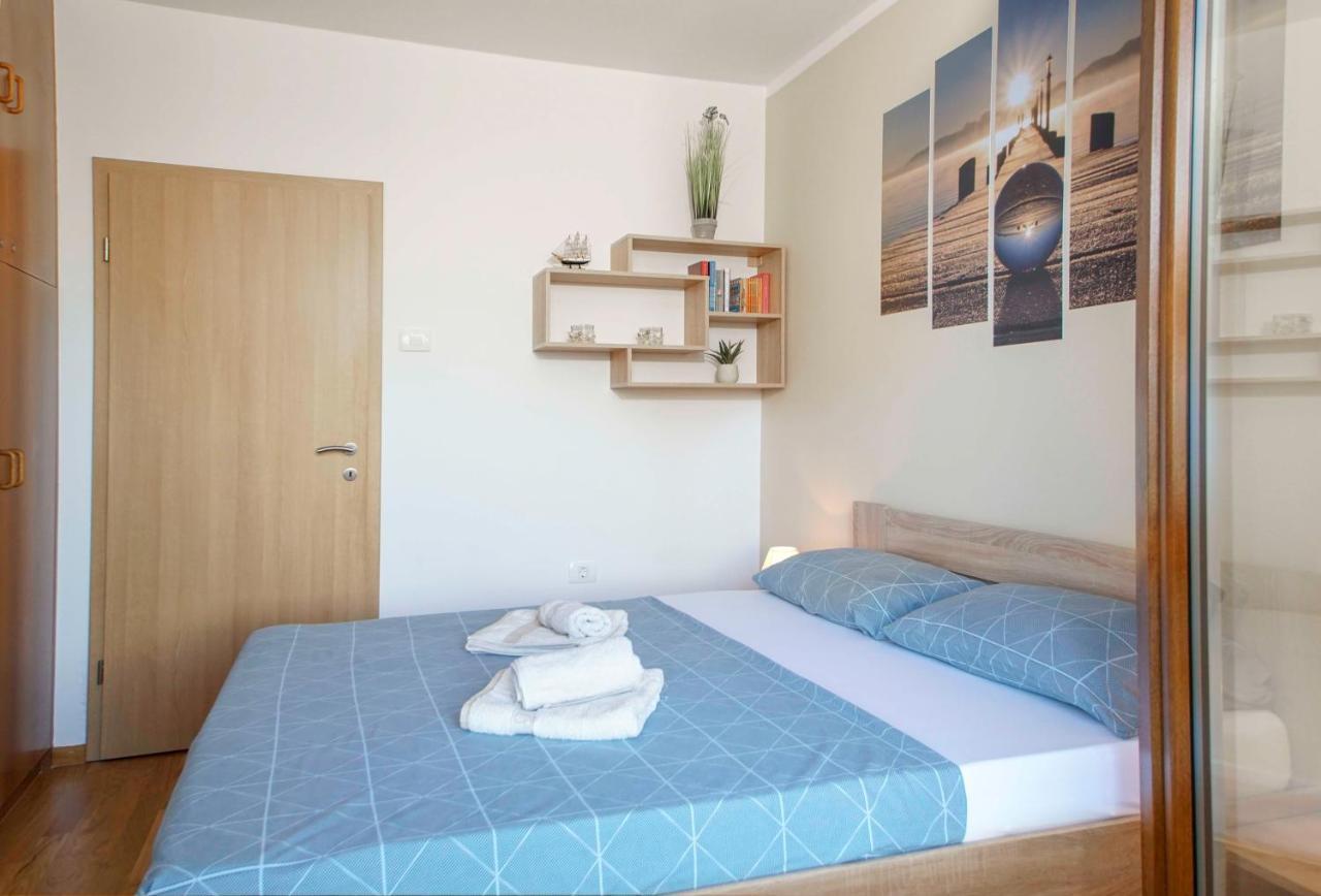Apartmaji Pri Bosi Nogi Izola Bagian luar foto